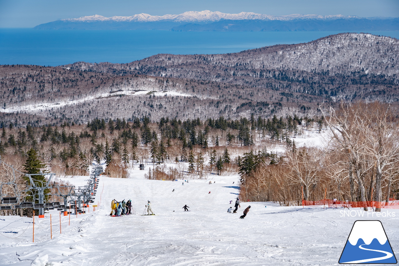 札幌国際スキー場｜ゴールデンウイーク初日も全コース滑走可能OK！！真っ白な雪と澄んだ青空 ＝ 絶好の春スキー＆スノーボード日和♪そして、日本海の彼方に、なんと利尻富士が見えた？！